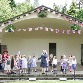 Maria Manchester, the former Mayor and the school children