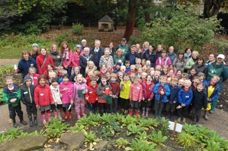 NADV 1410101AM1 Western Primary School planting bulbs.pic1