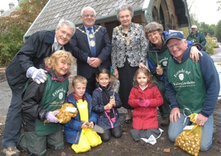 NADV 1410101AM2 Western Primary School planting bulbs.pic2